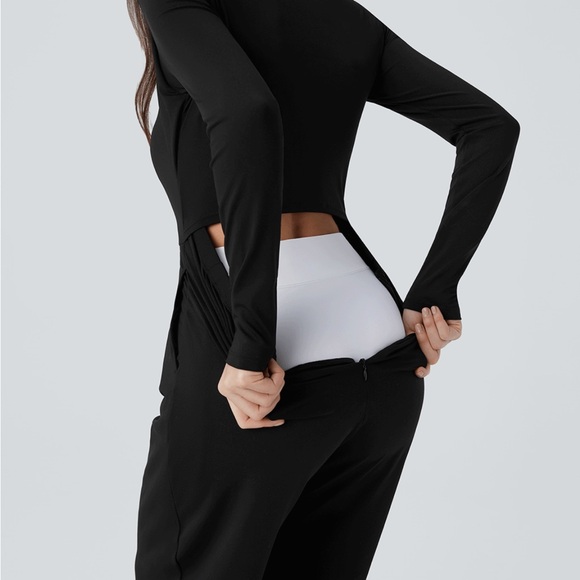 Halara Black SculptKnit V Neck Sleeveless Ruched
Pocket Jumpsuit, Easy Peezy - Picture 7 of 10